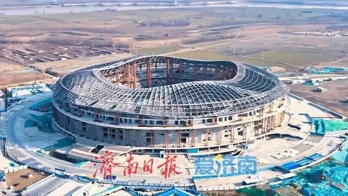 魯媒：戴上1.6萬(wàn)噸“鋼鐵巨冠”，黃河體育中心球場(chǎng)完成屋蓋施工