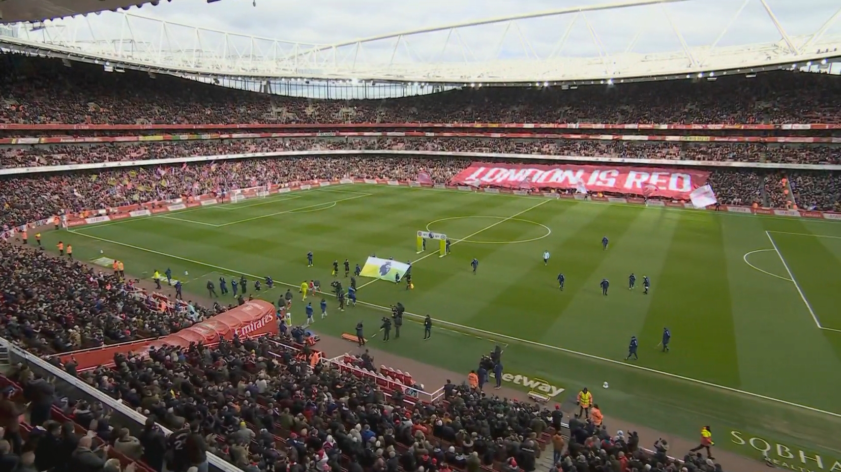 LONDON IS RED！阿森納vs切爾西入場(chǎng)階段，酋長球場(chǎng)看臺(tái)展示tifo