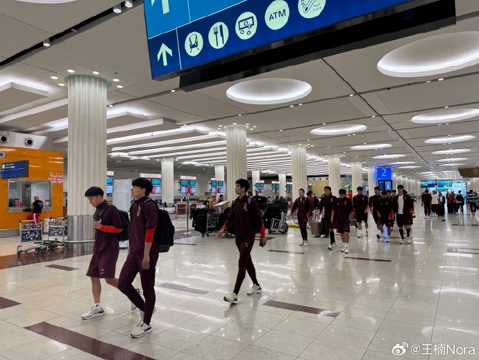 進(jìn)入客戰(zhàn)沙特最后沖刺！國(guó)足離開(kāi)迪拜，乘坐班機(jī)前往利雅得