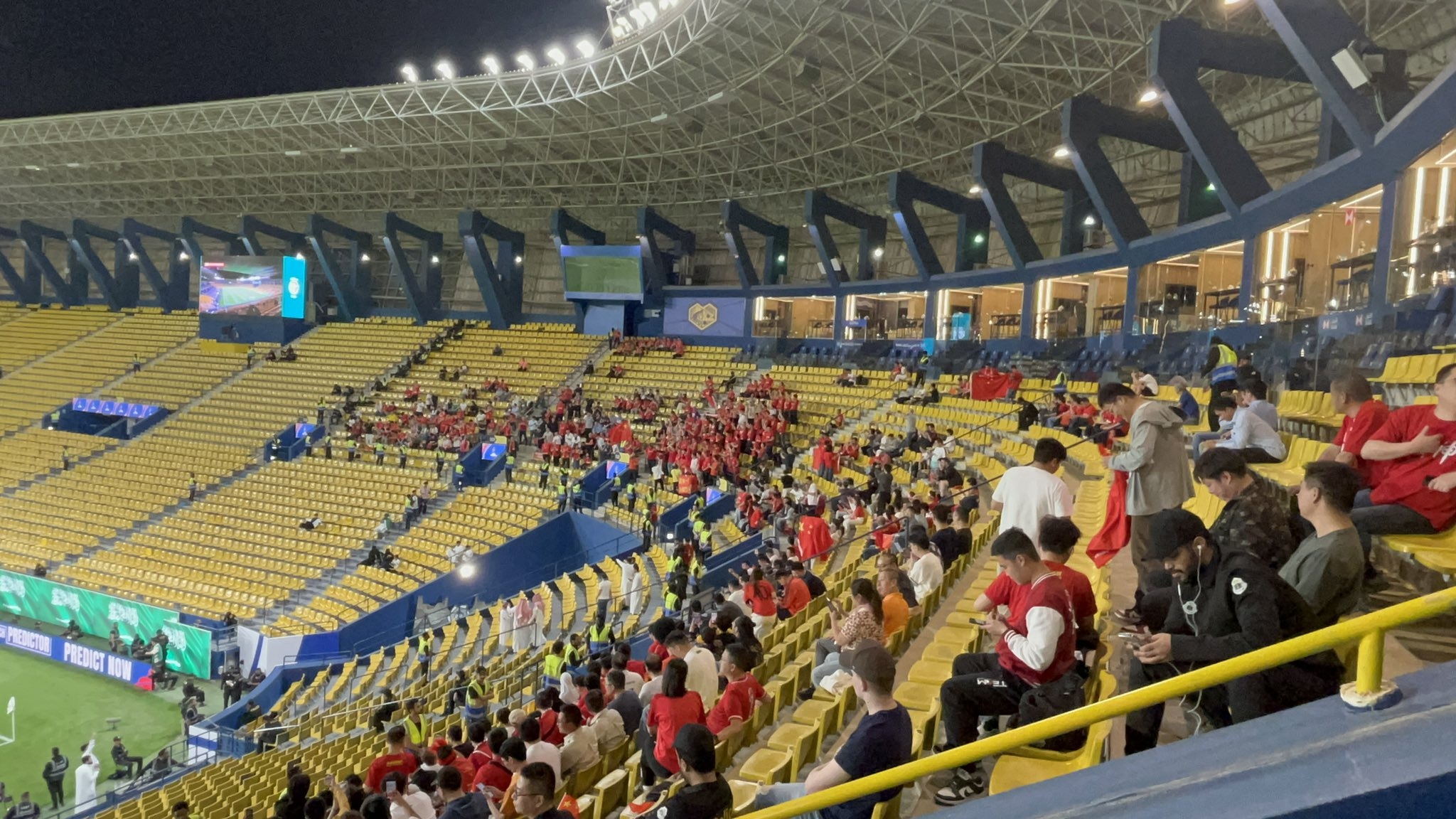 球票已售罄！中國球迷已經(jīng)入場，坐在球場上層沙特球迷區(qū)上方