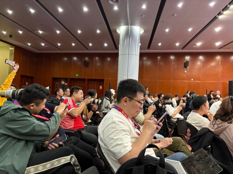 萬眾矚目！記者擠滿國足賽前新聞發(fā)布廳，賽場記者預(yù)計超300人
