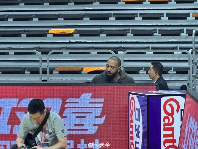 今晚不打？廣東主場(chǎng)迎戰(zhàn)廣廈 吉倫沃特一身便裝現(xiàn)身球館