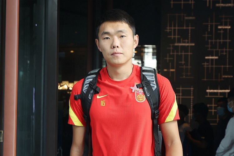 媒體人：國足征召5名邊后衛(wèi)真的有必要嗎？中場堆積眾多8號位
